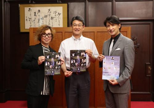 みやざき大使西島氏、写真家酒生氏と河野知事の記念撮影写真