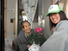 仮設住宅避難者への花の贈呈の様子