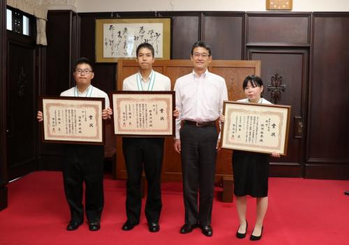 若年者ものづくり競技大会受賞者の皆さんと知事の集合写真