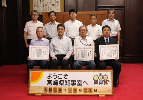 表彰式参加者と知事の集合写真