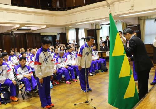 宮崎県選手団へ河野知事から県旗を手渡す様子の写真