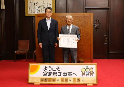 川越健さんと河野知事のツーショット写真
