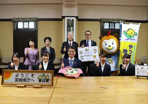 南九州大学・南九州ファミリーマートの皆さんとみやざき犬、知事の集合写真