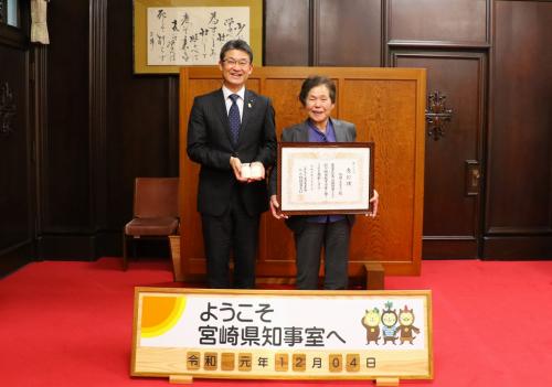 加藤エミ子さんと河野知事の記念写真