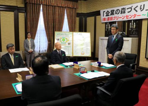 感謝を述べる河野知事の写真