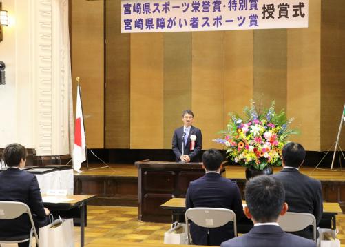 授賞式で挨拶する河野知事の写真