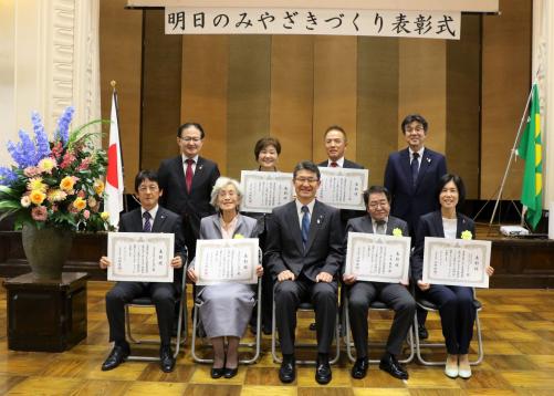 表彰者の皆さまと河野知事の集合写真