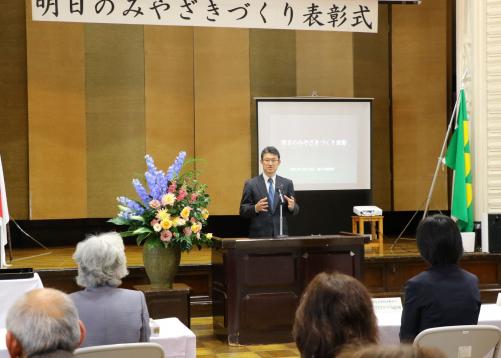 挨拶する河野知事の写真