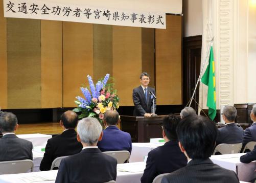 挨拶する河野知事の様子の写真