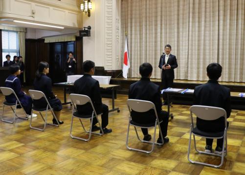 授与式であいさつをする河野知事の写真