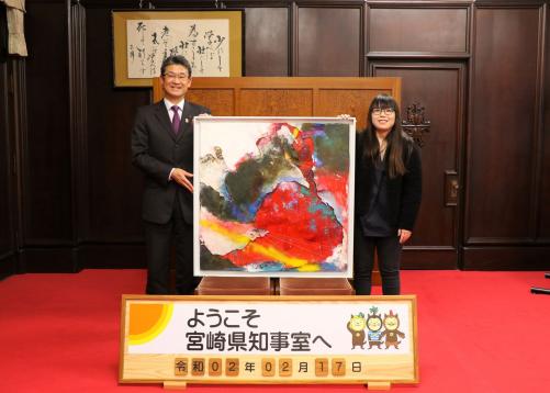 宮崎県美術海外留学賞受賞者と河野知事の記念写真