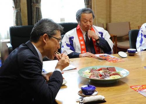 初ガツオの刺身を試食する河野知事の写真