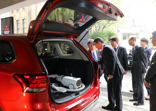 電動車両を見る河野知事の写真