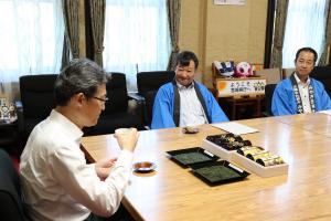 みやざき茶を試飲する河野知事の写真