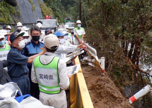 土砂災害現場で説明を受ける河野知事の写真