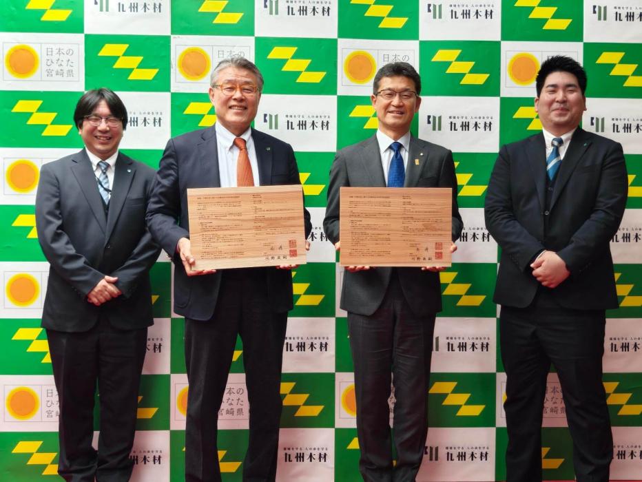 協定締結記念撮影