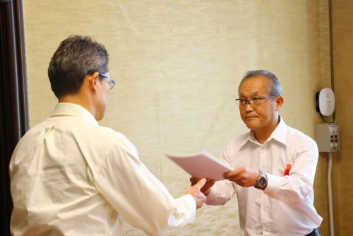 報告書を受けとる