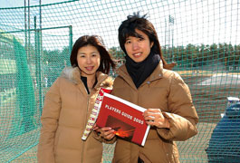松原さんと妹の英子さん。